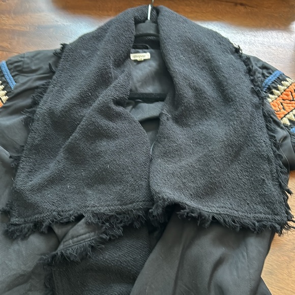 Ripcurl waterfall jacket. Size medium. Great condition. Aztec design on sleeves. - Picture 9 of 10